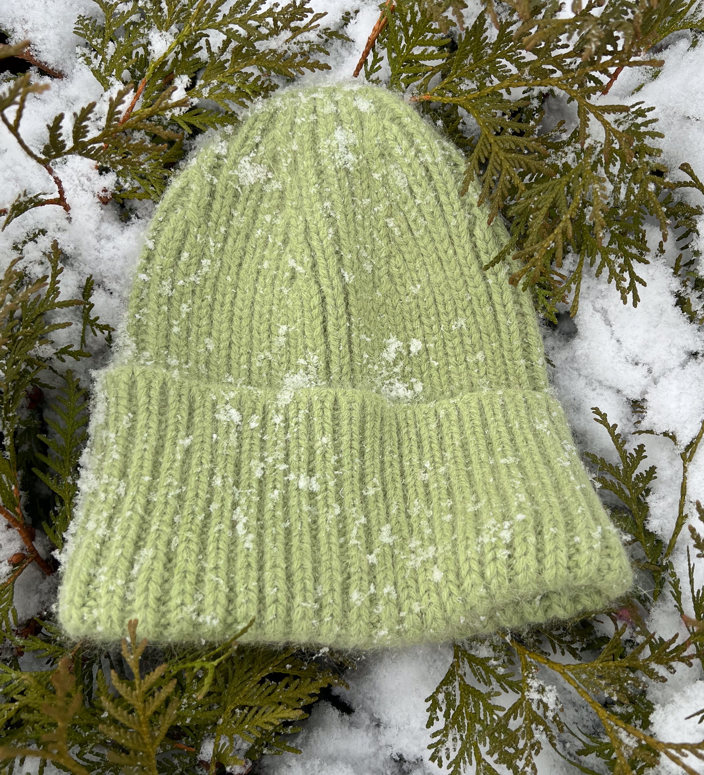 NORA Miękka czapka z angorą - pistacjowa