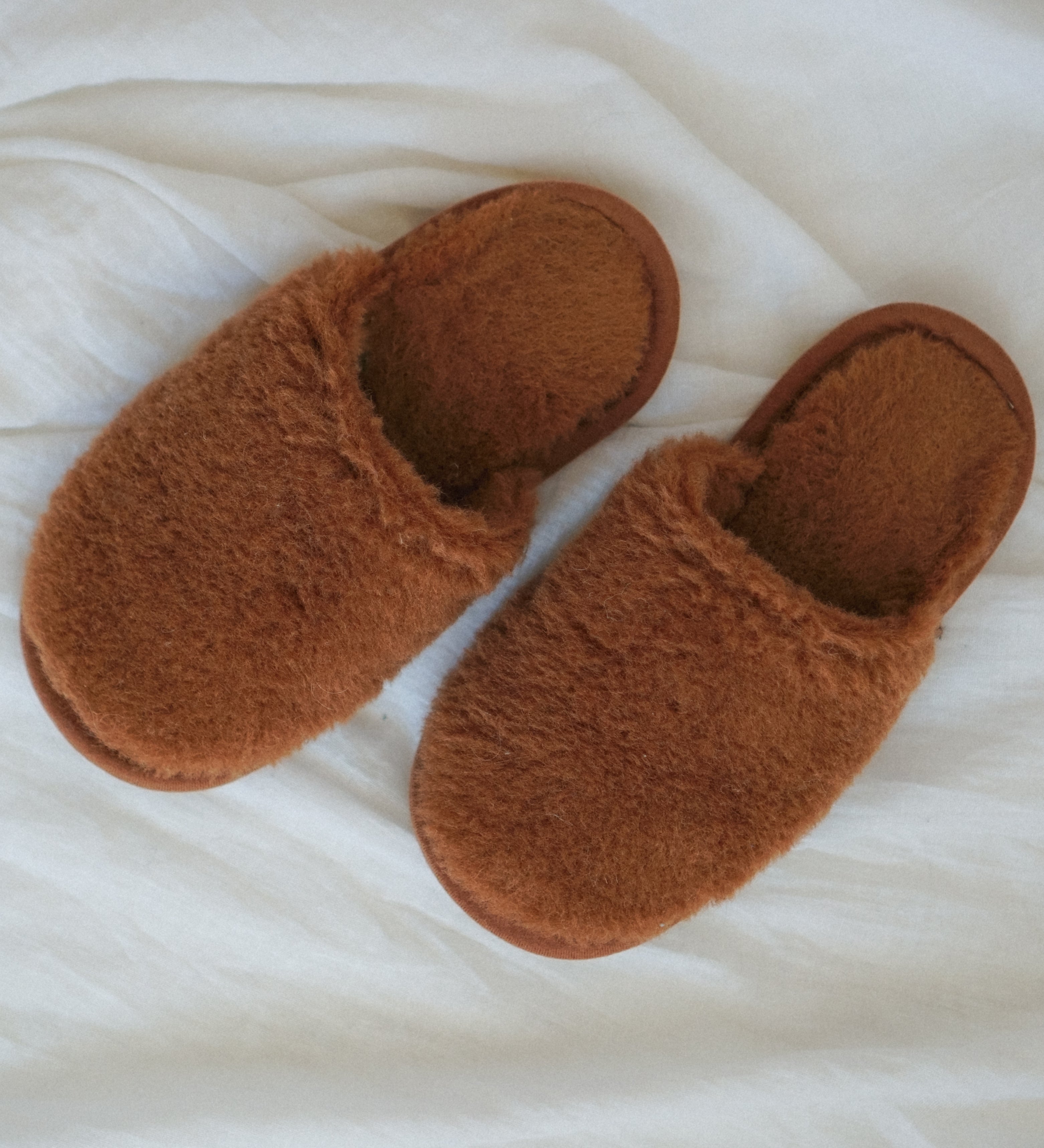 Brązowe kapcie z dodatkiem wełny wielbłądziej – unisex