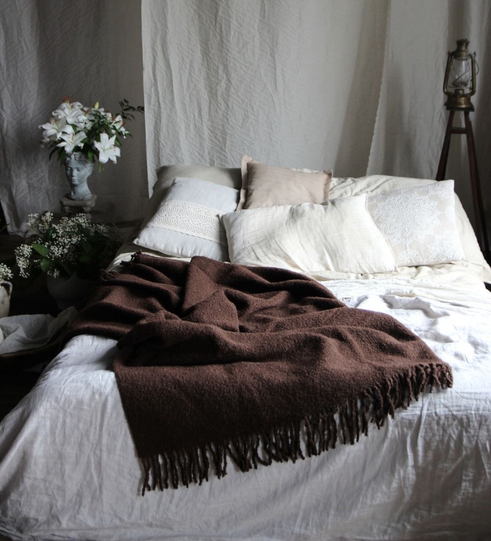 Czekoladowy koc z merynosa z frędzlami boucle