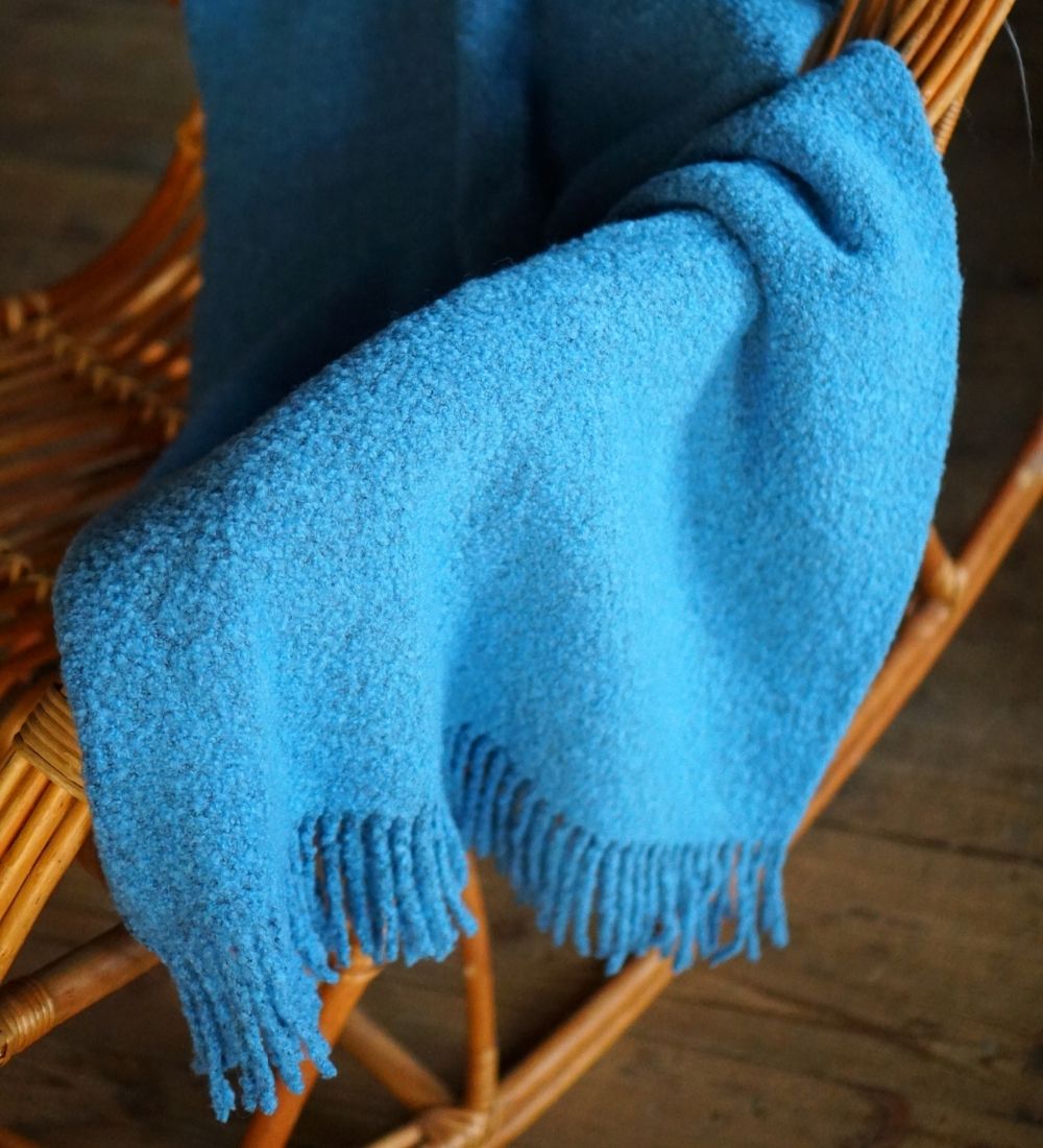 Miękki koc z merynosa boucle z frędzlami – kolor denim