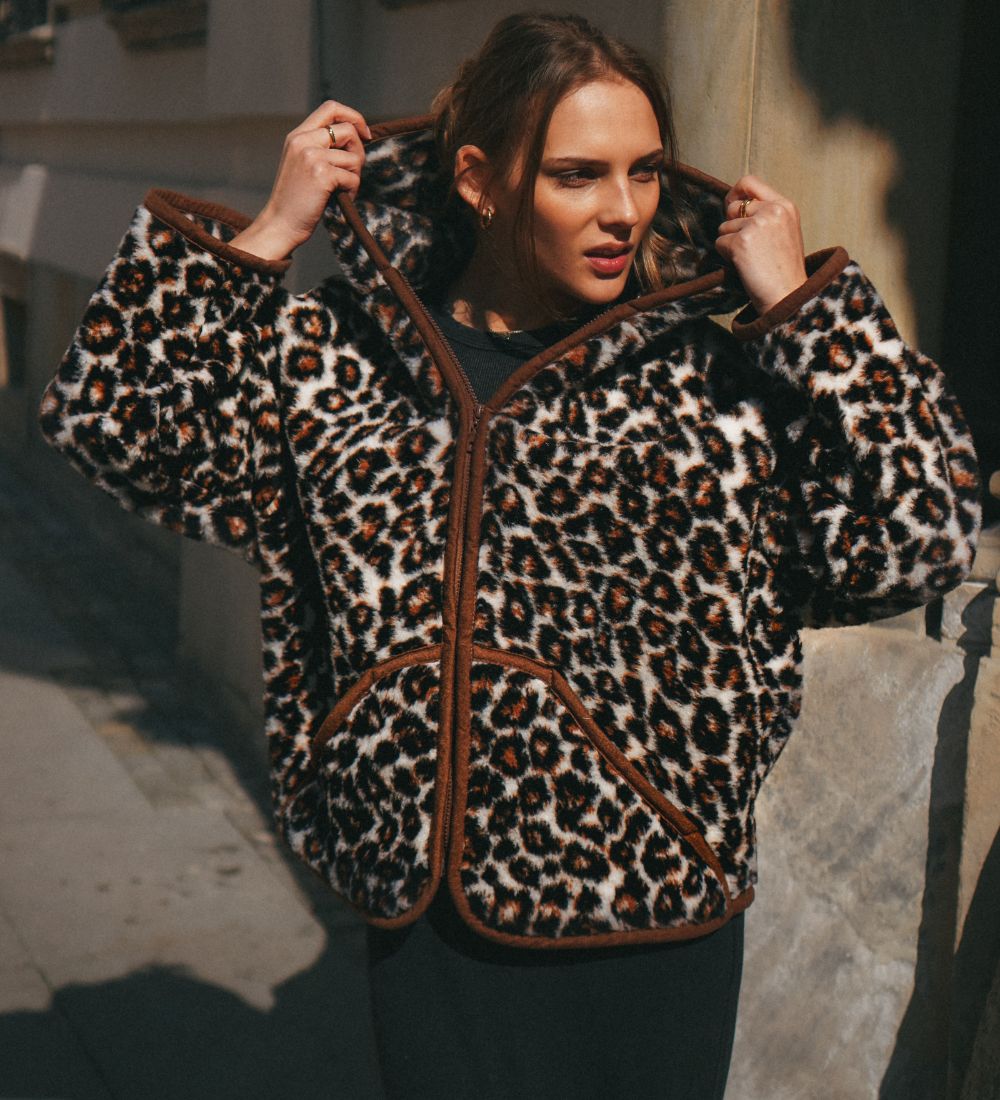 Panterkowa kurtka z kapturem z wełny