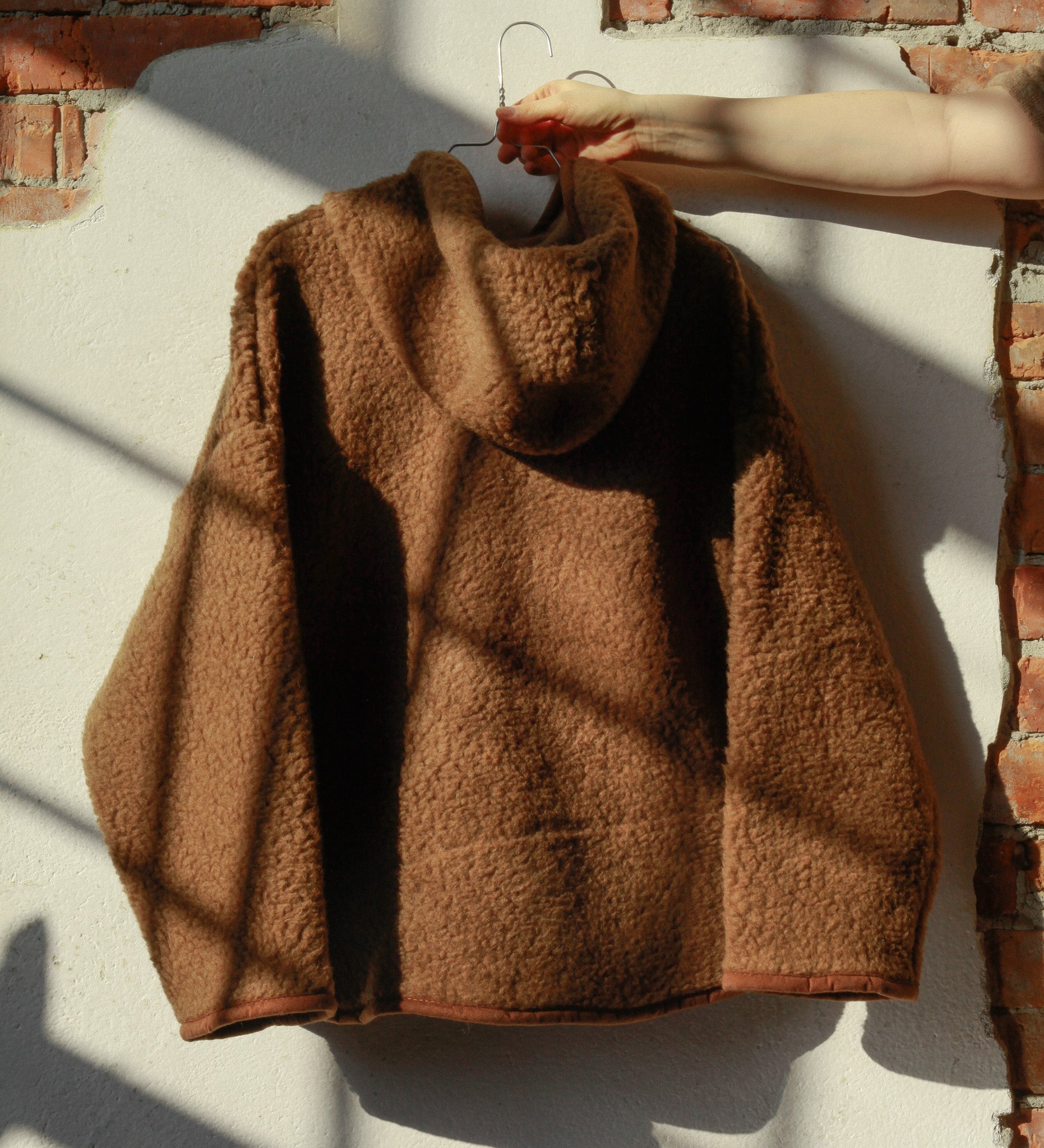 Wełniana kurtka z kapturem brązowa