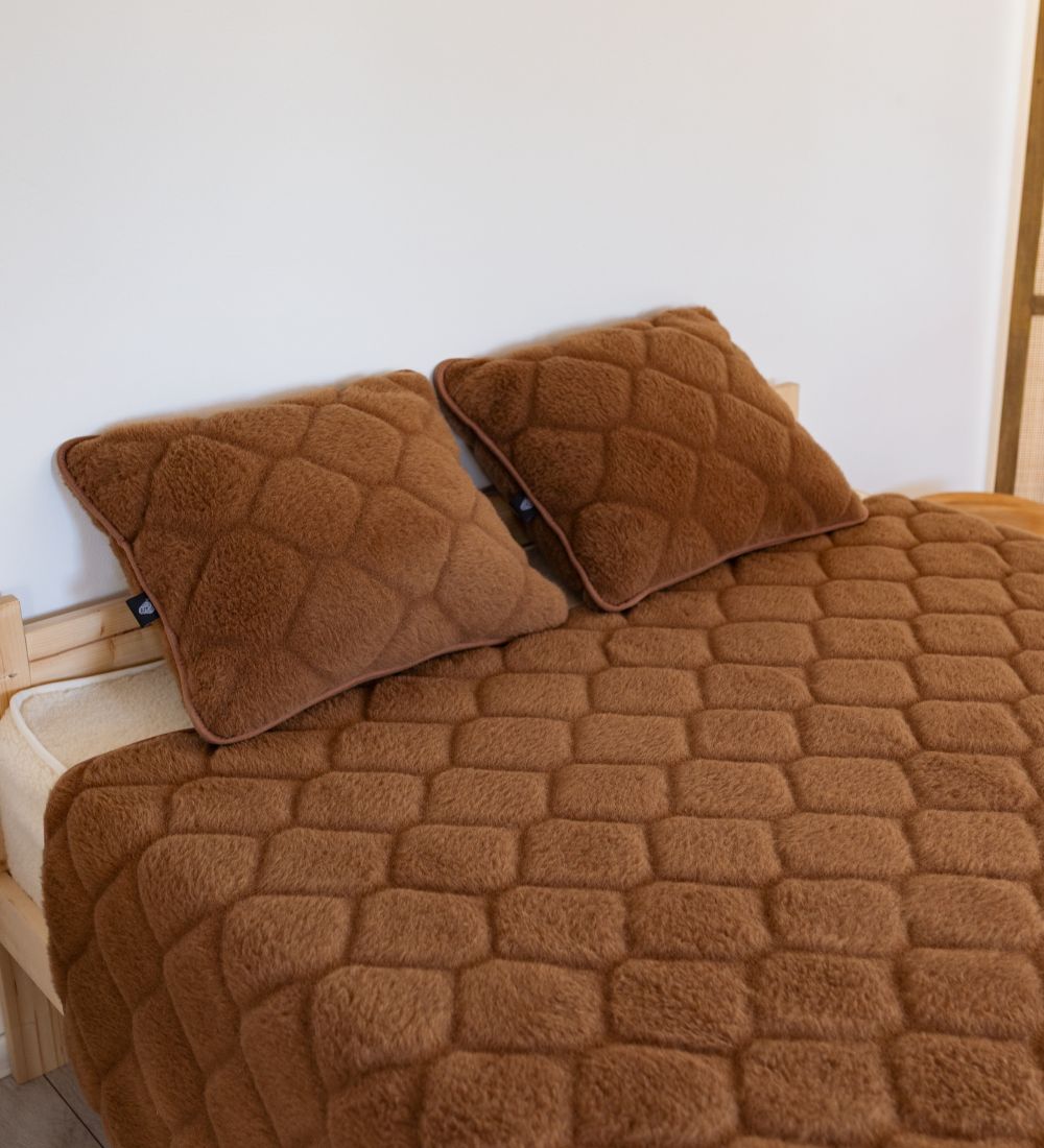 Brązowa poduszka z wełny merynosa i wielbłąda