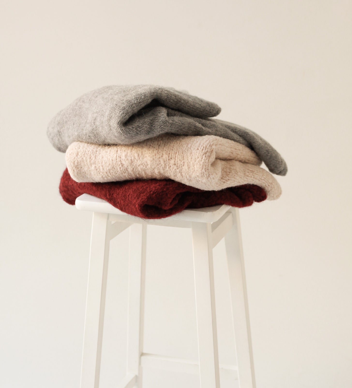 Bordowy lekki sweter z wełną i moherem