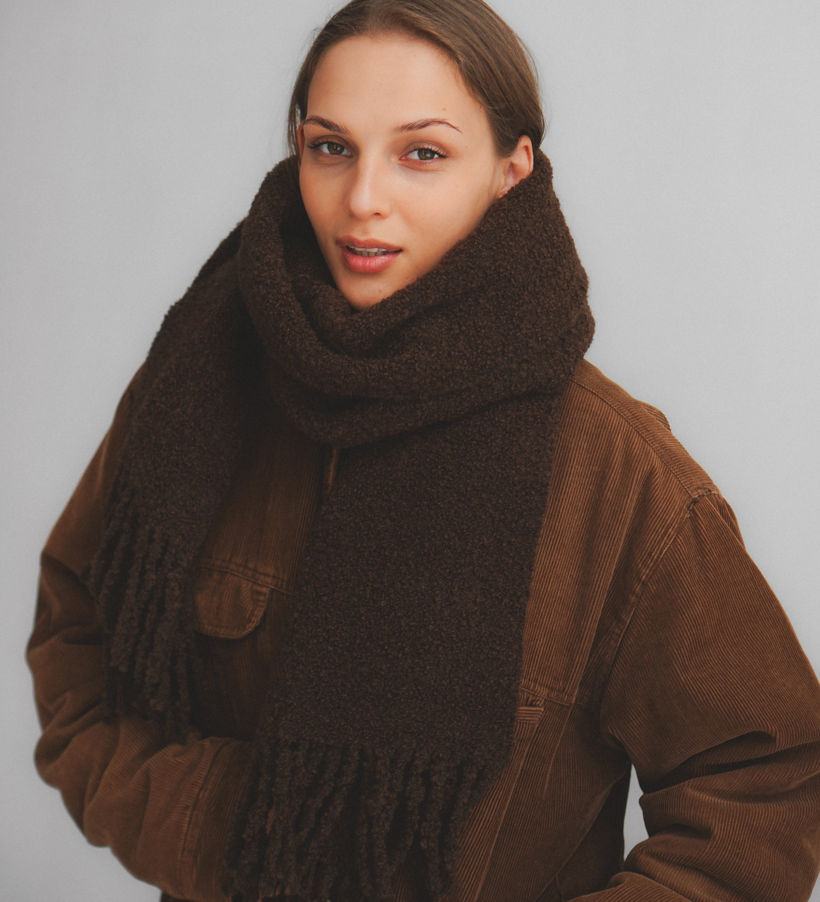 Naturalny szal merino boucle – odcień czekoladowy