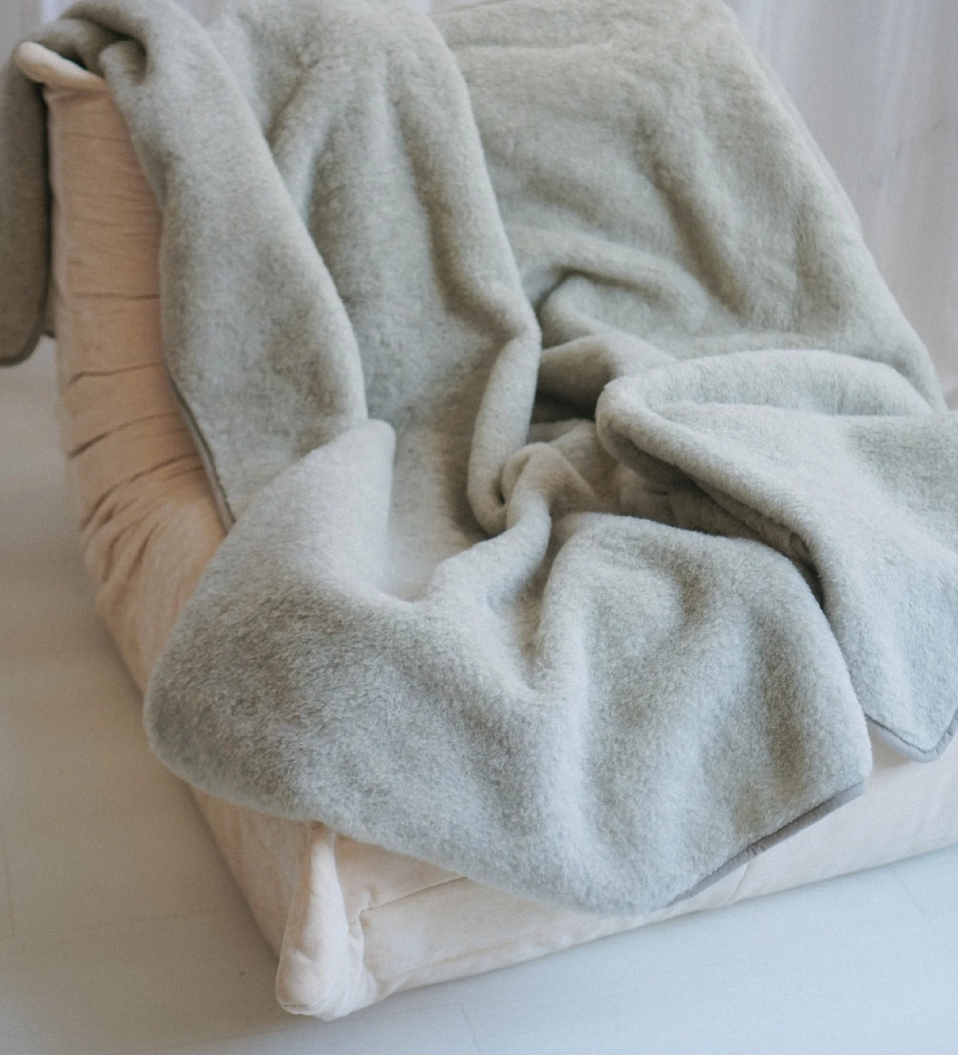 Koc z merynosa i wełny alpaki szary