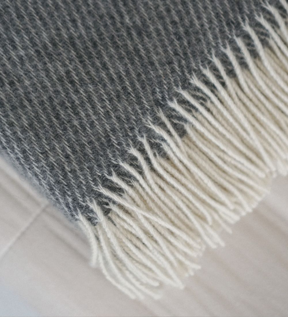 Koc merino z frędzlami – paski w odcieniach szarości
