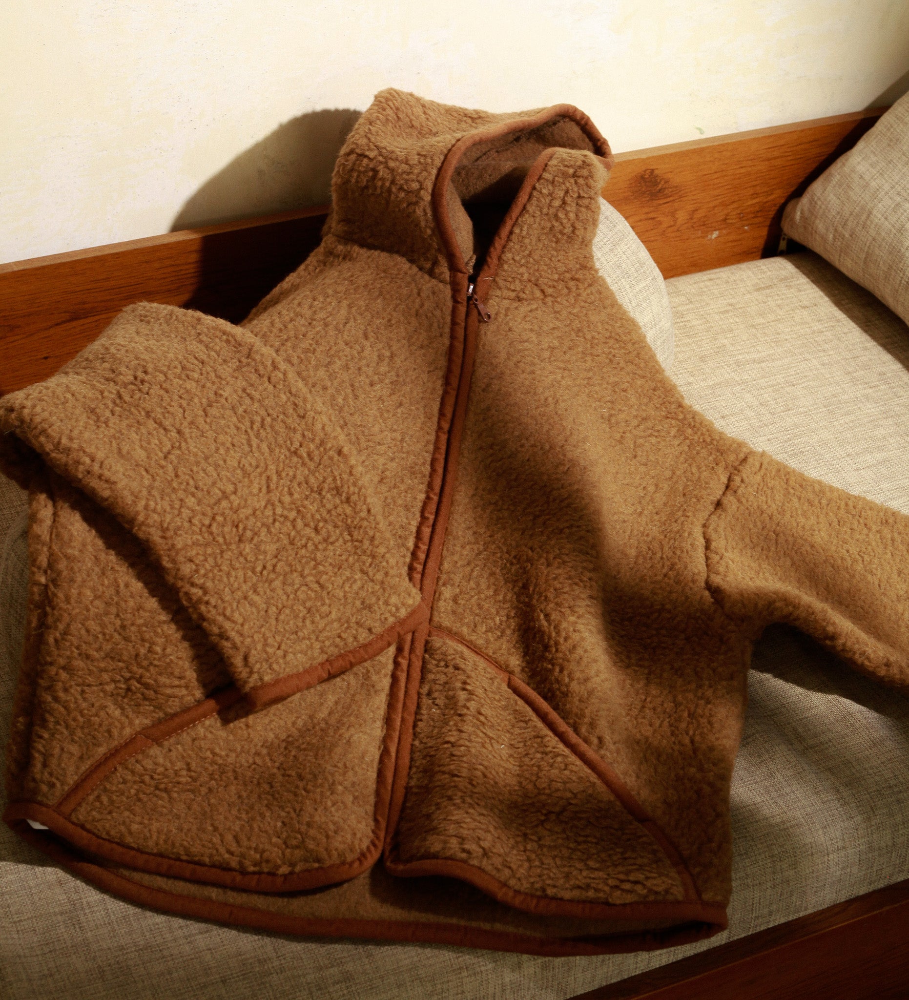 Brązowa bluza z wełny z kapturem