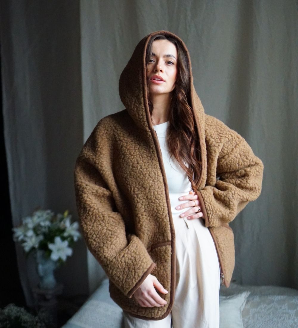 Kurtka z wełny z kapturem brązowa