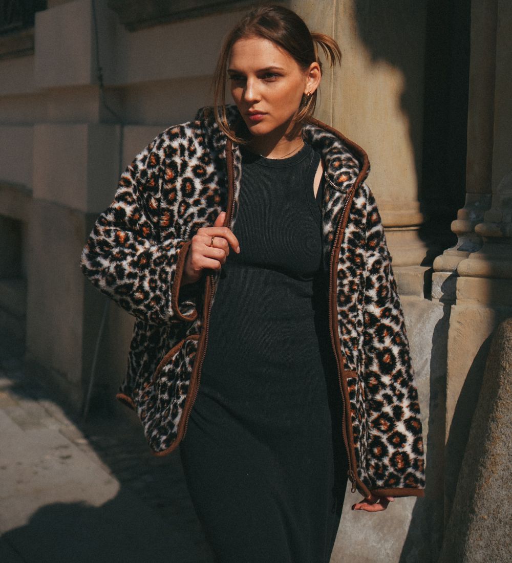 Wełniana bluza z kapturem w panterkę