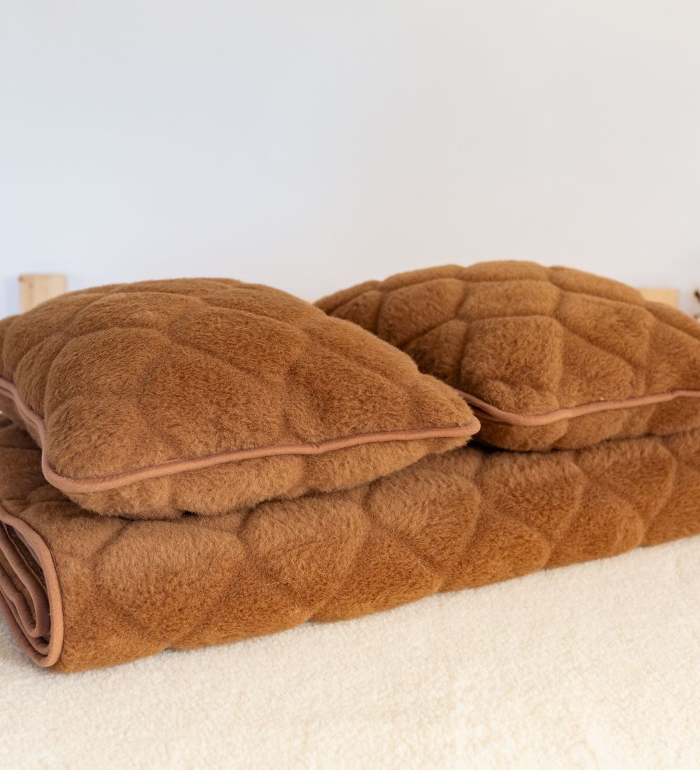 Poduszka z merynosa i wielbłąda w odcieniu brązu