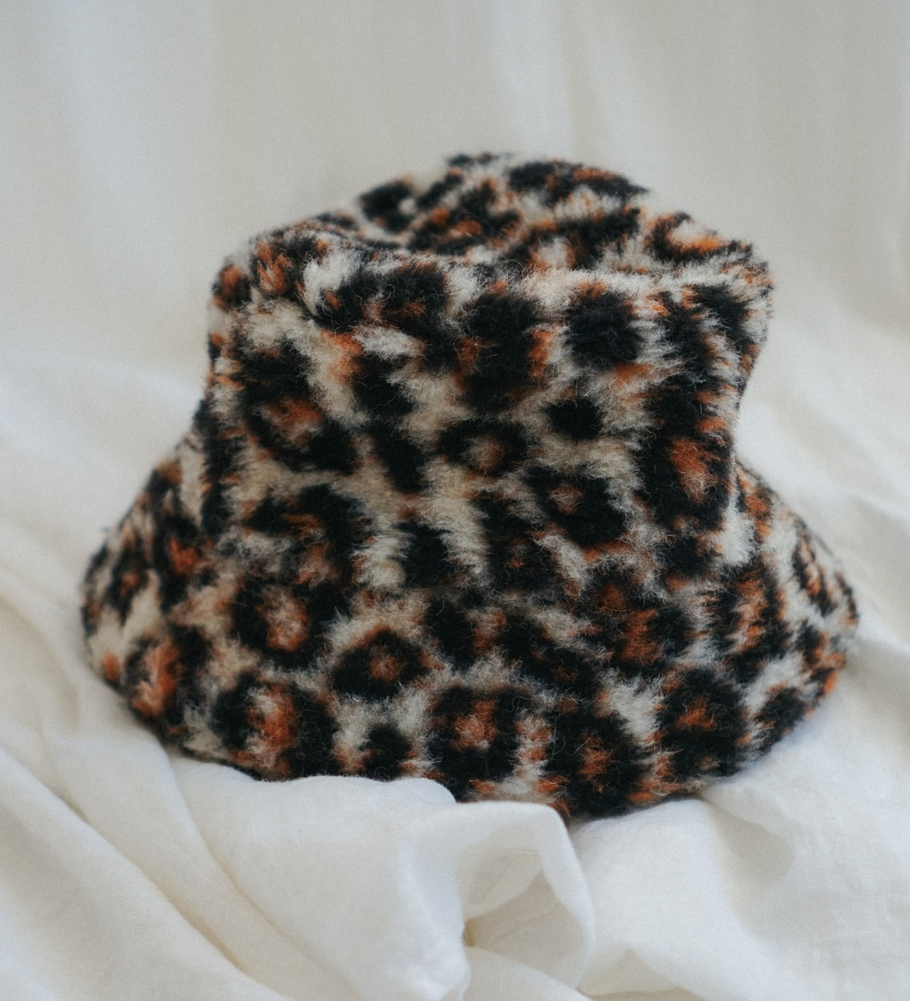 Panterkowy bucket hat z wełny merynosa