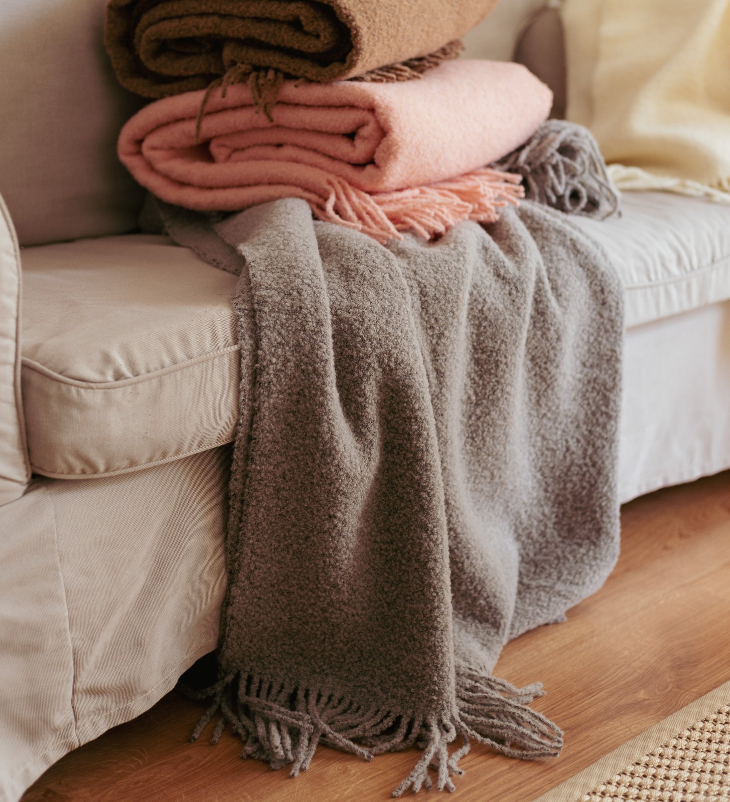 HELIOS Koc z merynosa z frędzlami boucle - brązowy