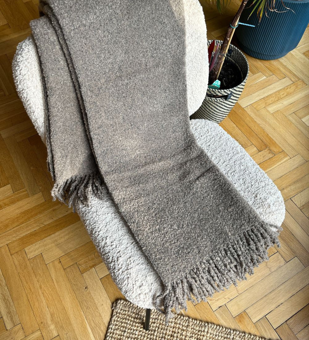 HELIOS Koc z merynosa z frędzlami boucle - mocca