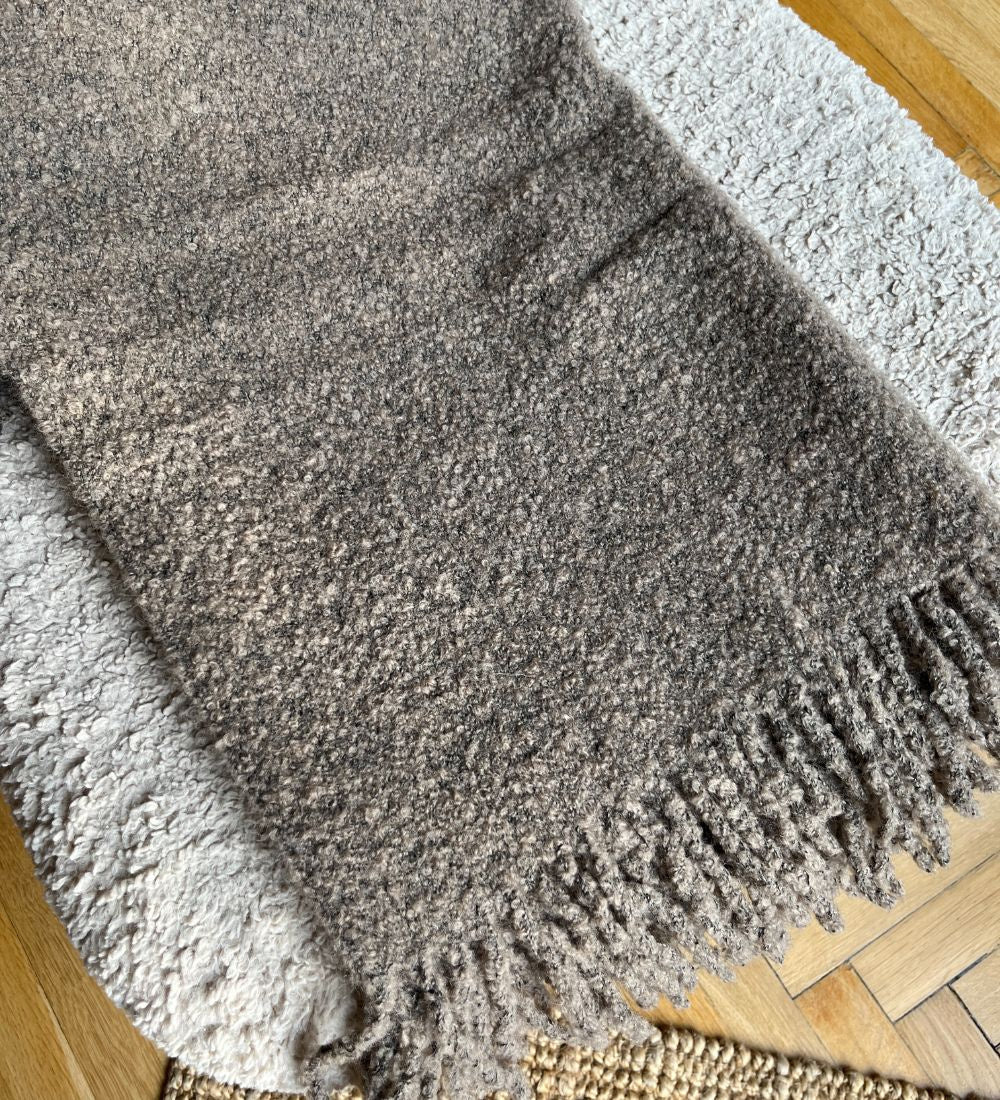 HELIOS Koc z merynosa z frędzlami boucle - mocca