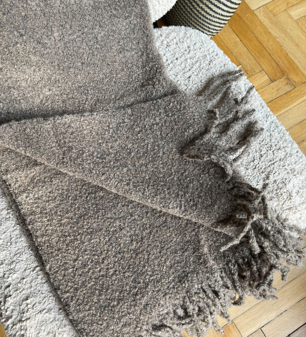 HELIOS Koc z merynosa z frędzlami boucle - mocca