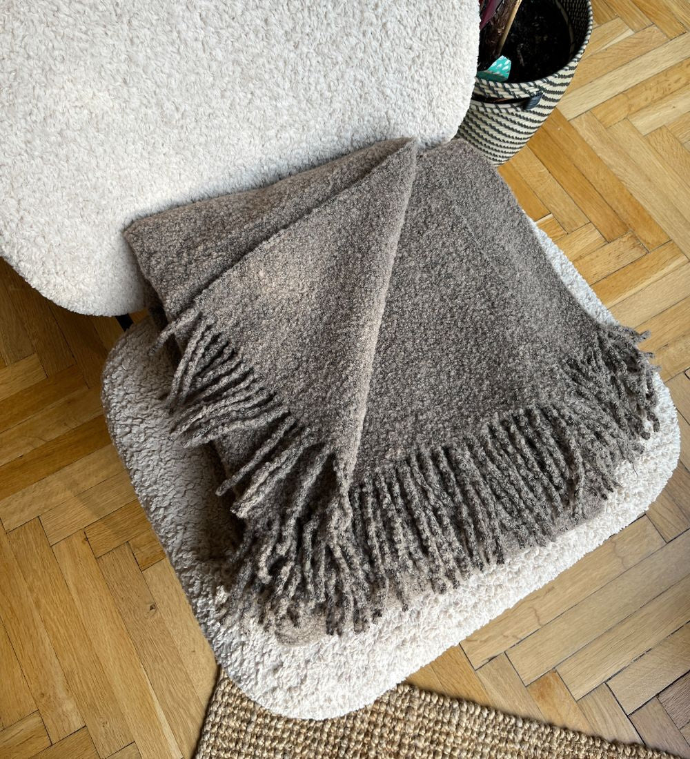 HELIOS Koc z merynosa z frędzlami boucle - mocca