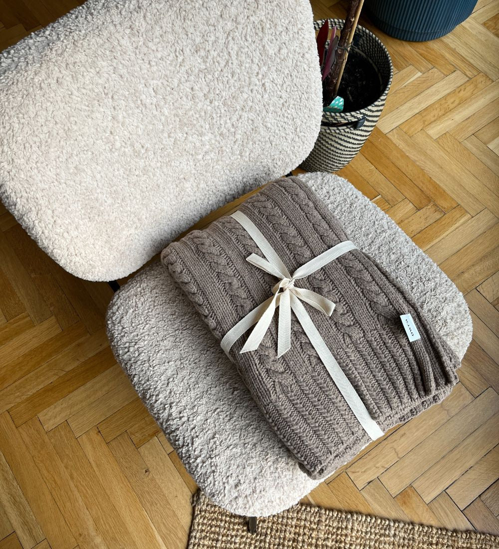 HERA Koc z merynosa dziany z warkoczem i mankietem - brązowy