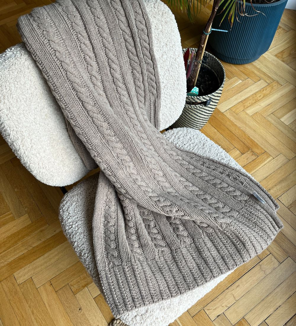 HERA Koc z merynosa dziany z warkoczem i mankietem - brązowy