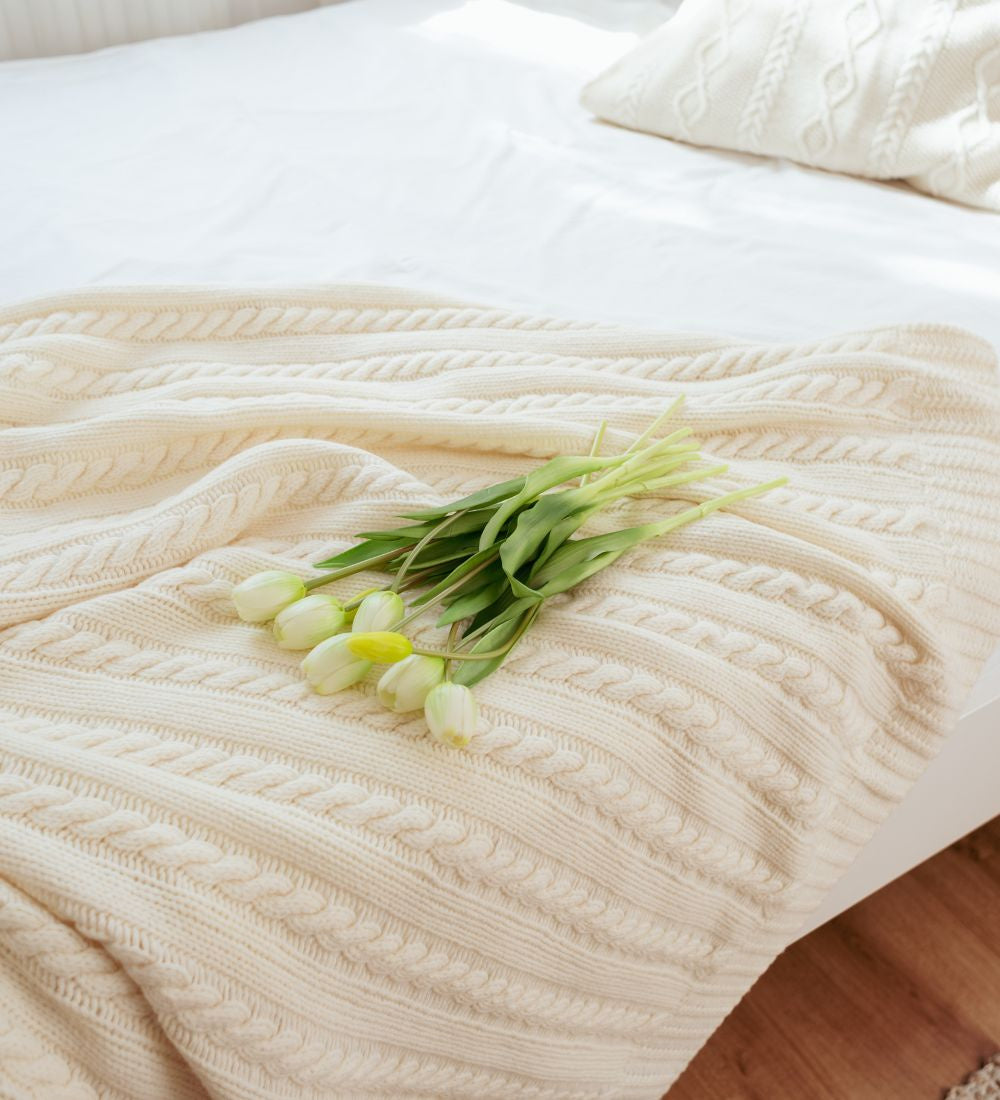 HERA Koc z merynosa dziany z warkoczem i mankietem - ecru