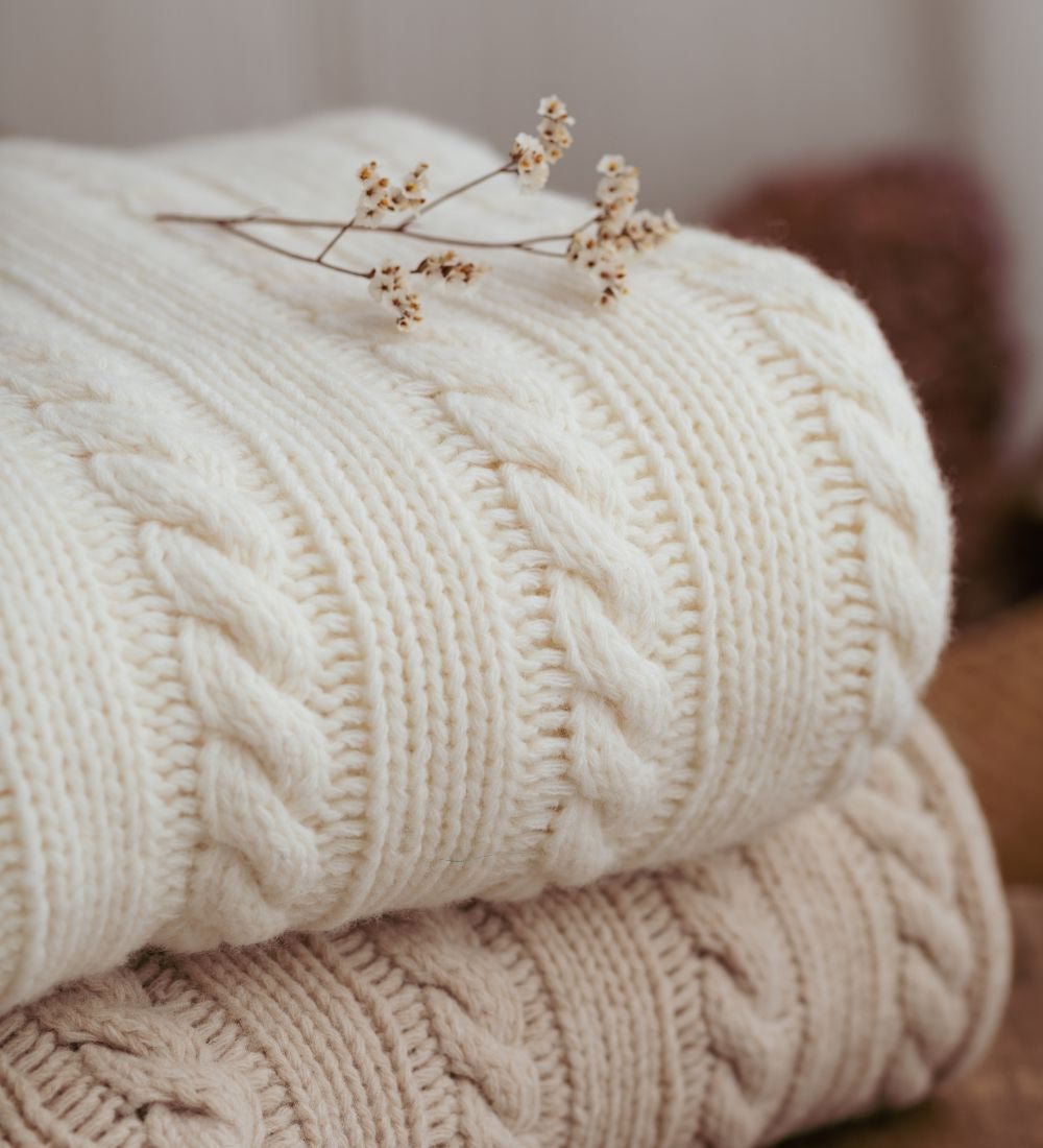 HERA Koc z merynosa dziany z warkoczem i mankietem - ecru