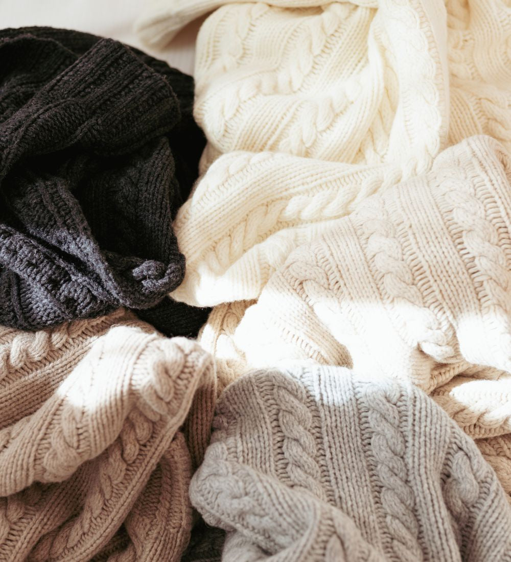 HERA Koc z merynosa dziany z warkoczem i mankietem - ecru