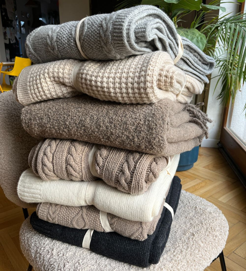 HERA Koc z merynosa dziany z warkoczem i mankietem - ecru