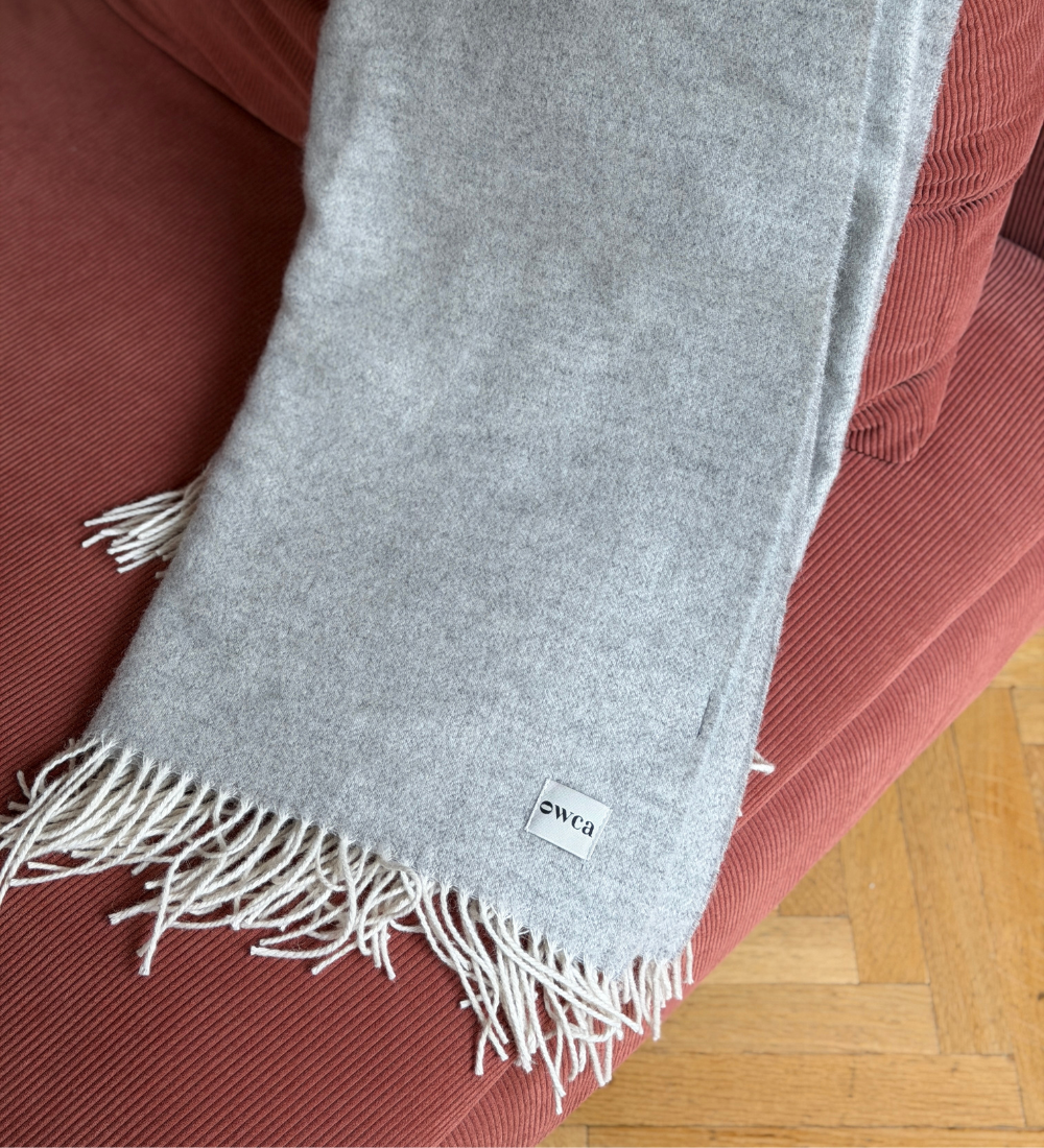 EOS Koc z merynosa z frędzlami w jodełkę - jasny popiel