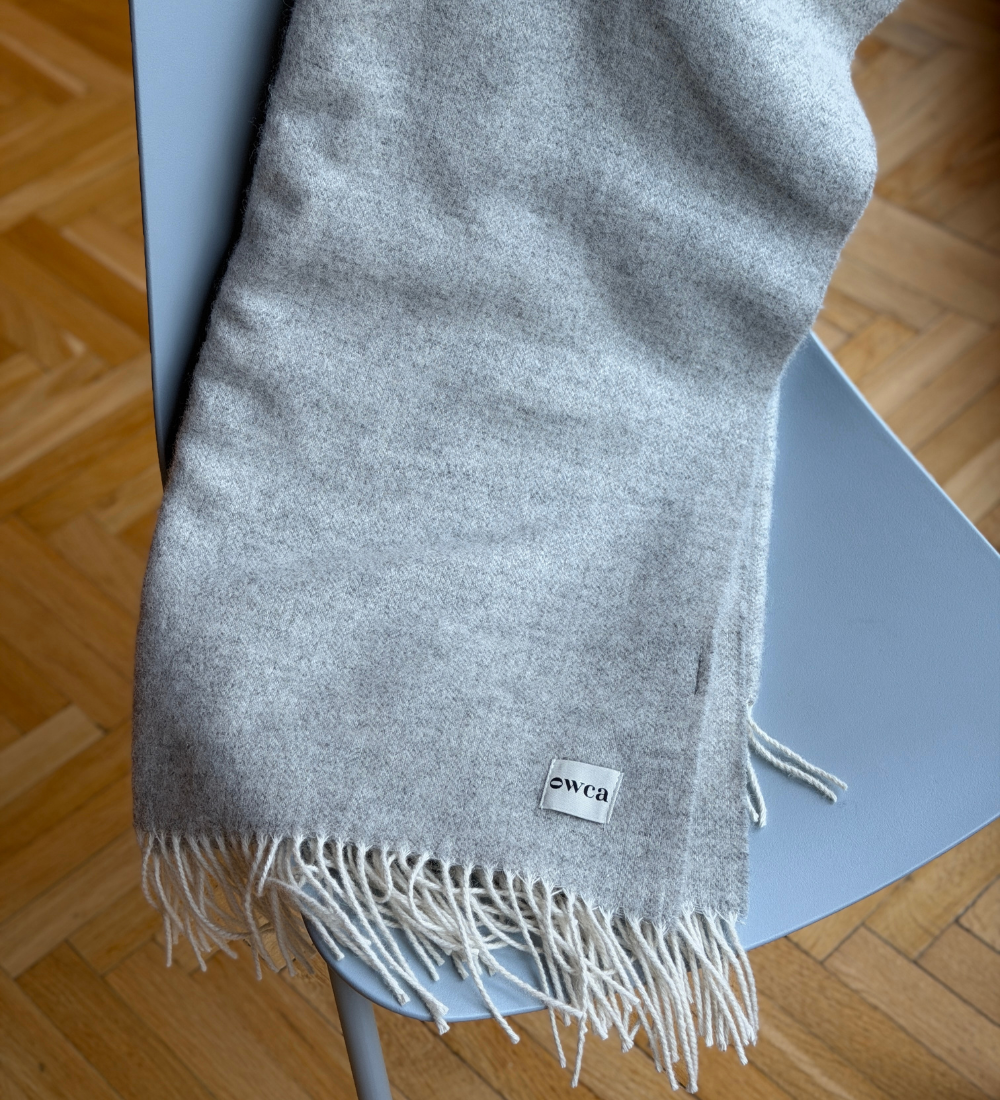 EOS Koc z merynosa z frędzlami w jodełkę - jasny popiel