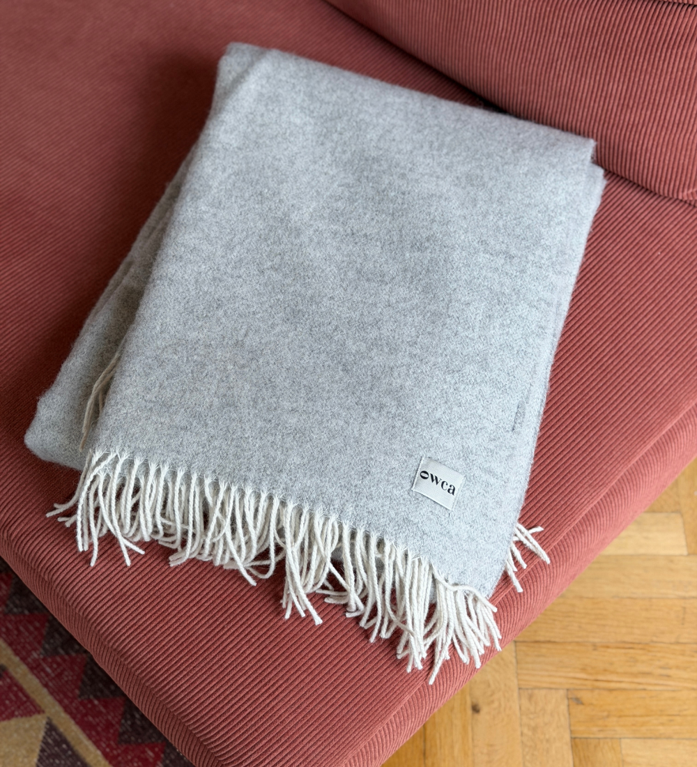 EOS Koc z merynosa z frędzlami w jodełkę - jasny popiel