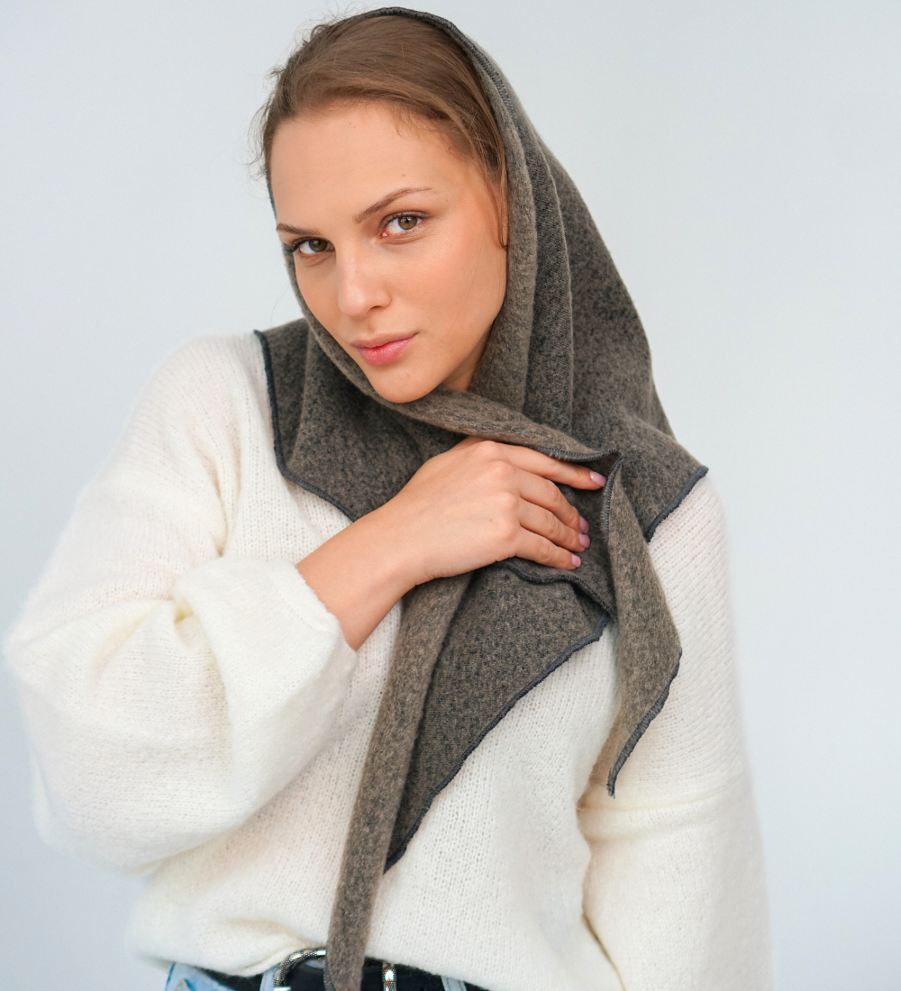 VARA Mała trójkątna chusta - brązowo-szara