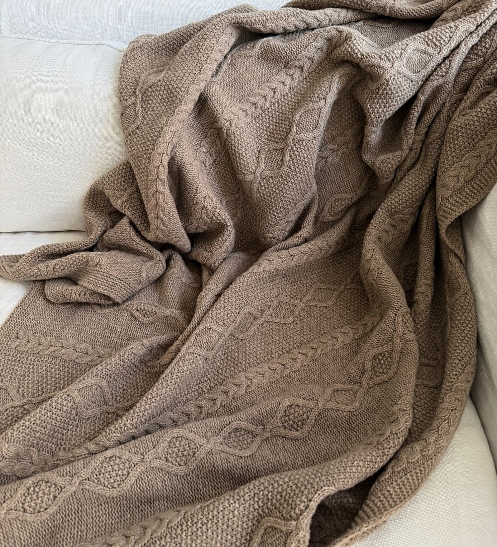 HESTIA Koc z merynosa dziany z warkoczem - brązowy