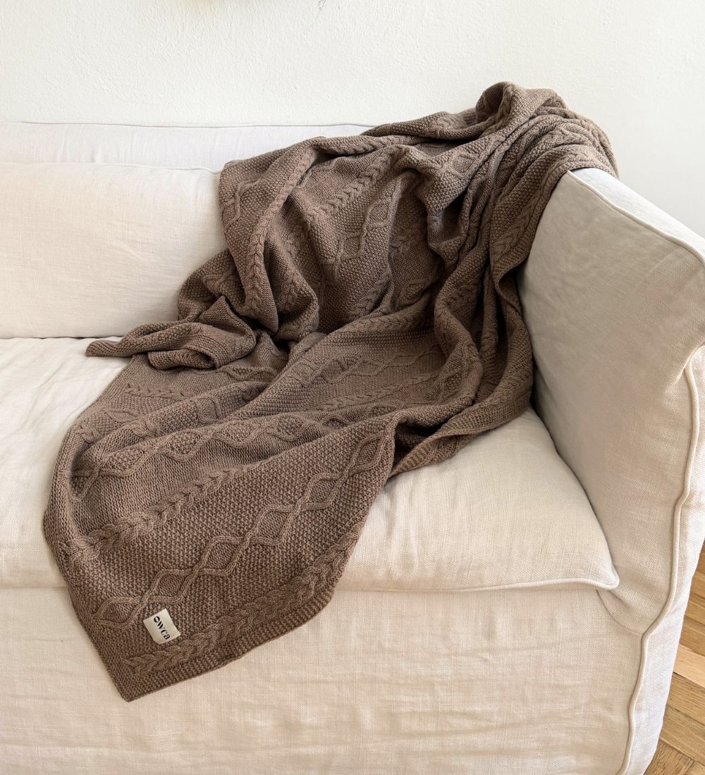 HESTIA Koc z merynosa dziany z warkoczem - brązowy