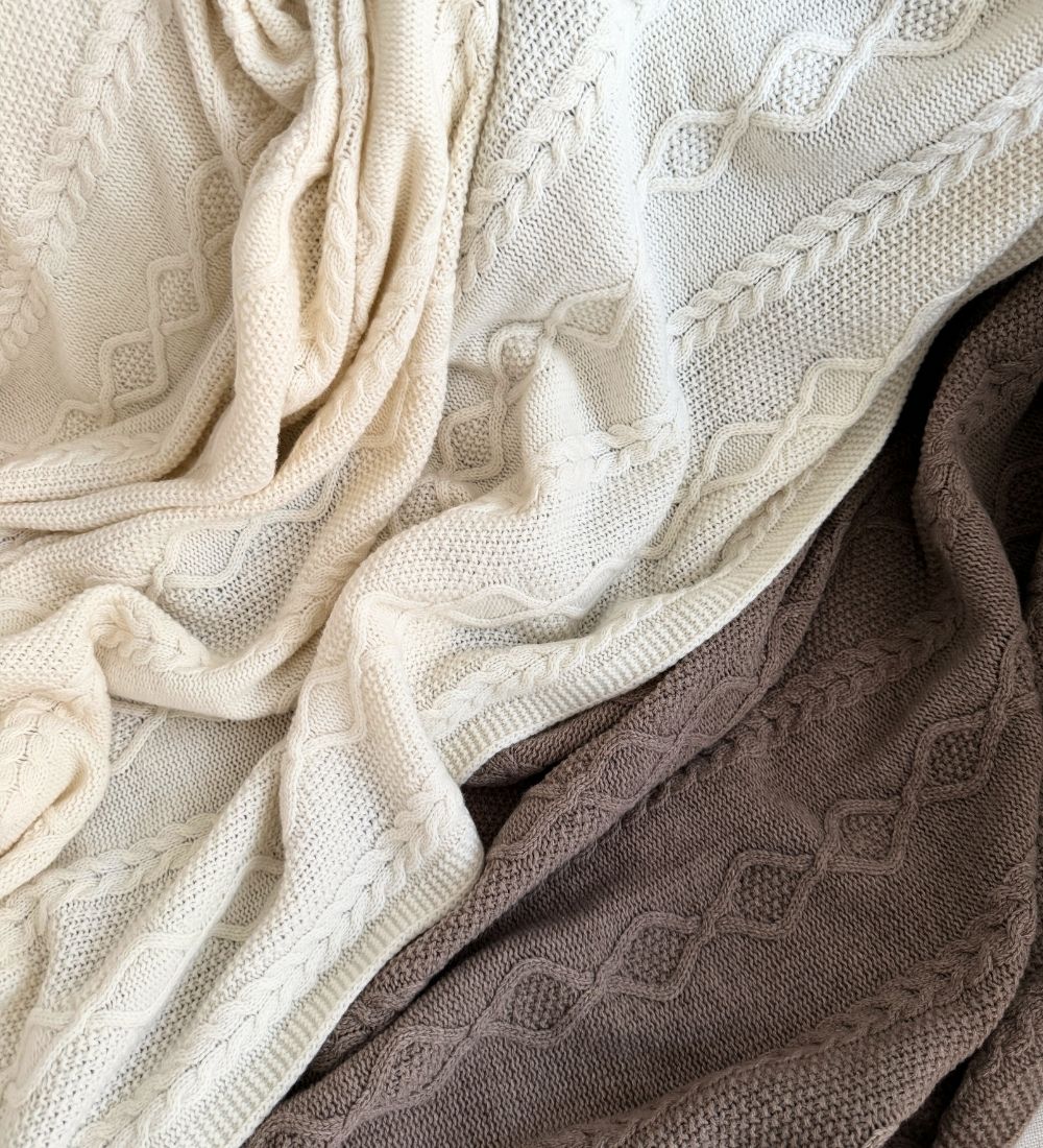 HESTIA Koc z merynosa dziany z warkoczem - ecru