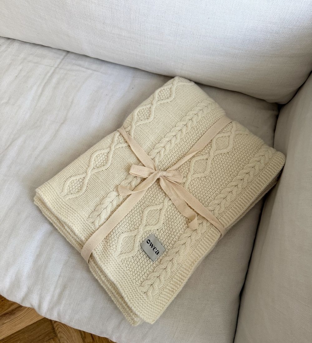 HESTIA Koc z merynosa dziany z warkoczem - ecru