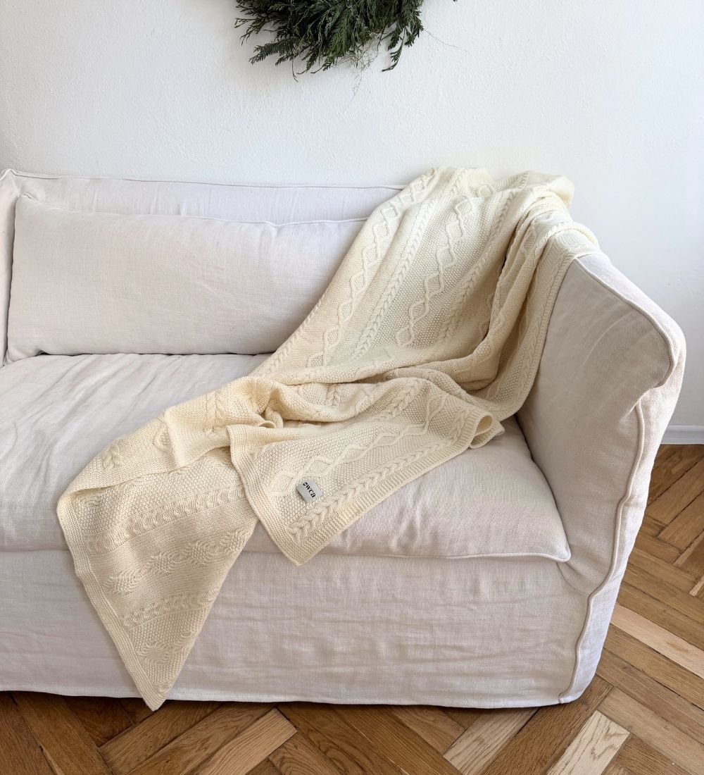 HESTIA Koc z merynosa dziany z warkoczem - ecru