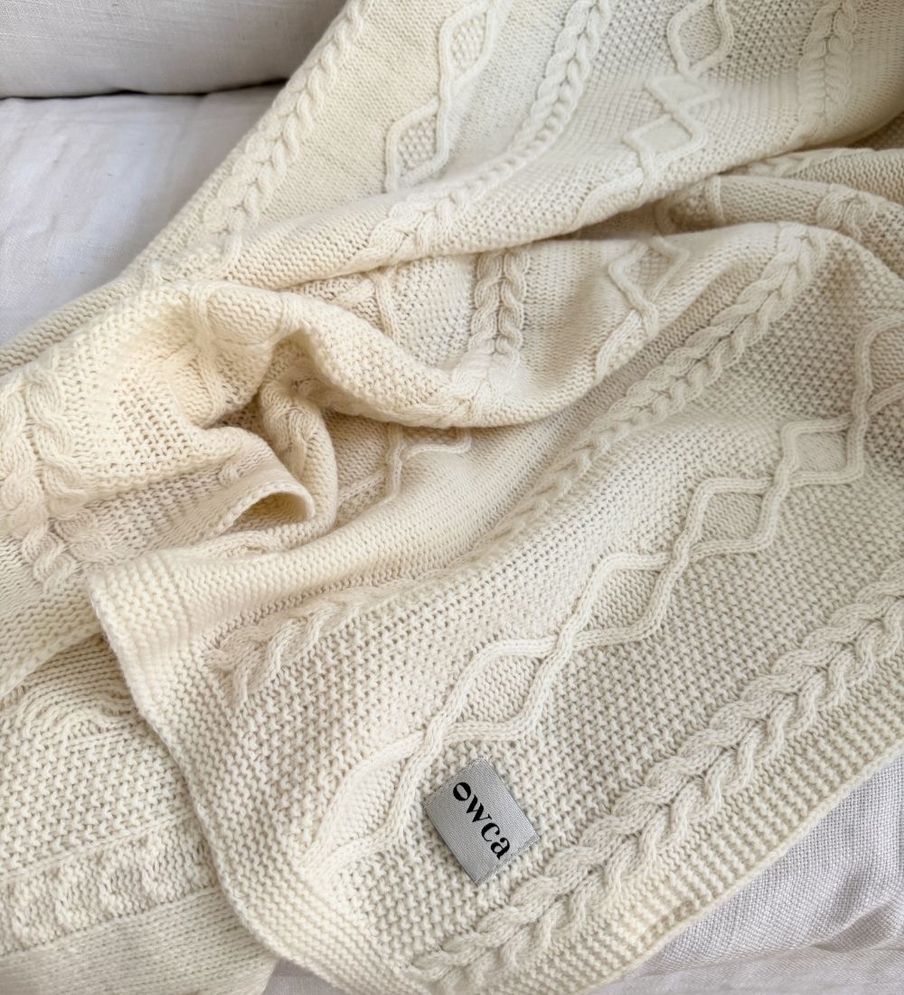 HESTIA Koc z merynosa dziany z warkoczem - ecru