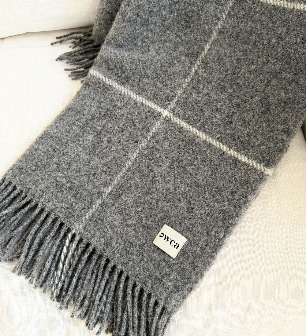 APOLLO Koc z merynosa z frędzlami w kratkę - szary