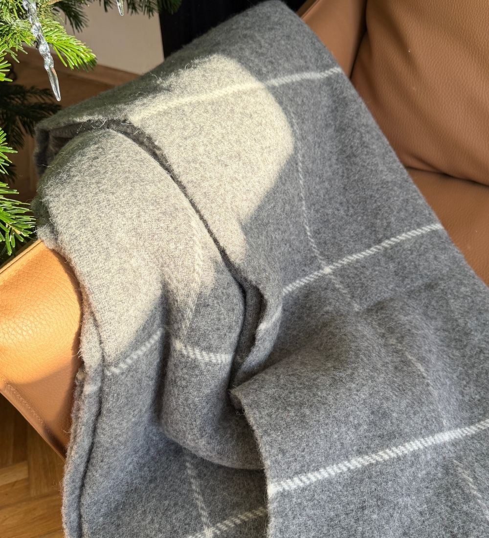 APOLLO Koc z merynosa z frędzlami w kratkę - szary