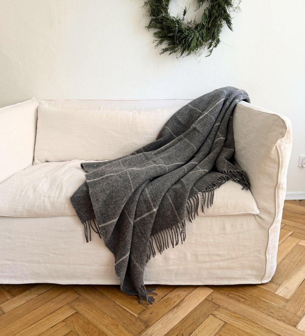 APOLLO Koc z merynosa z frędzlami w kratkę - szary