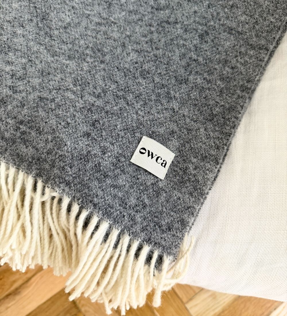 HARMONY Koc z merynosa z frędzlami - szary