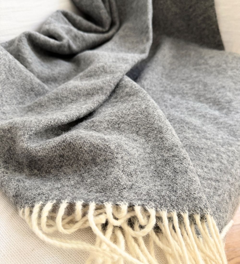 HARMONY Koc z merynosa z frędzlami - szary