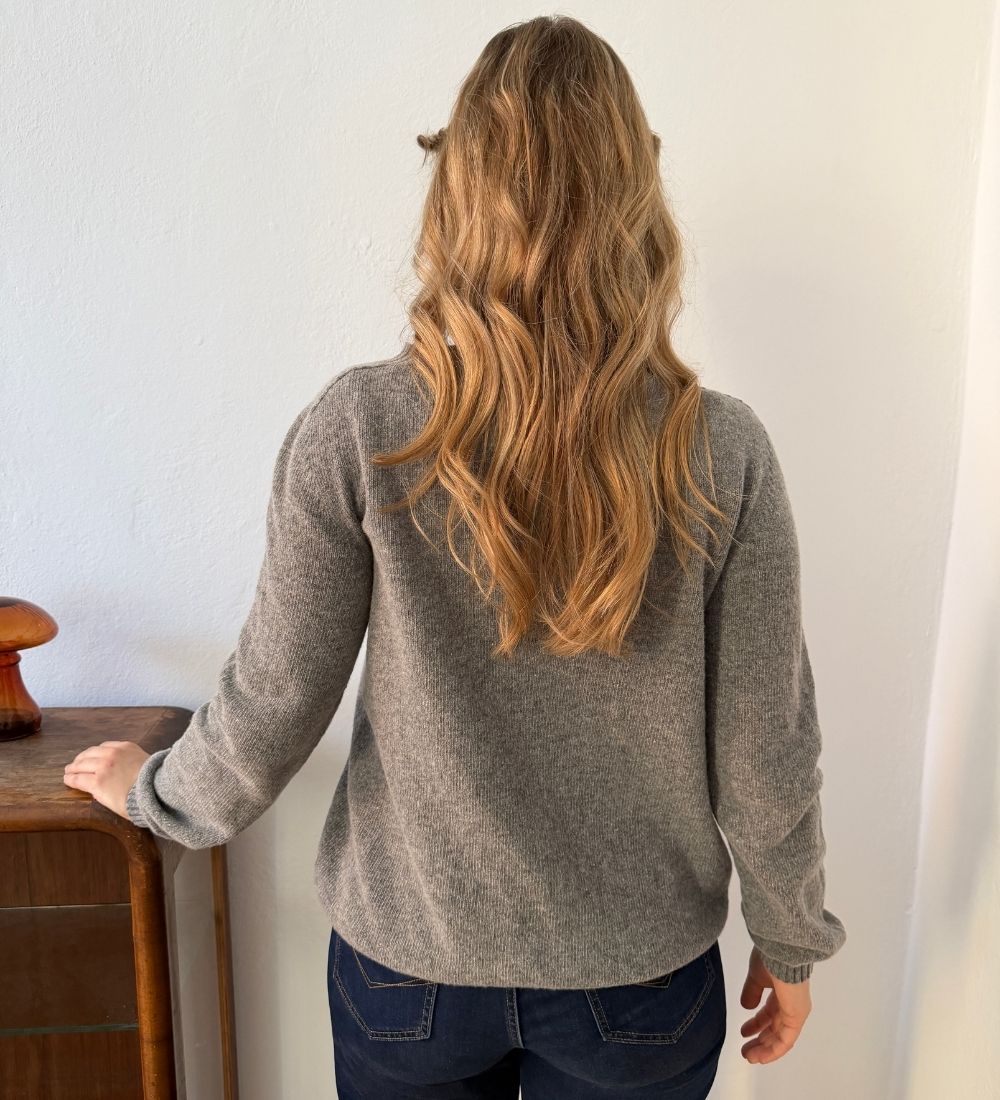 TYRA Klasyczny sweter z wełny merino - szary