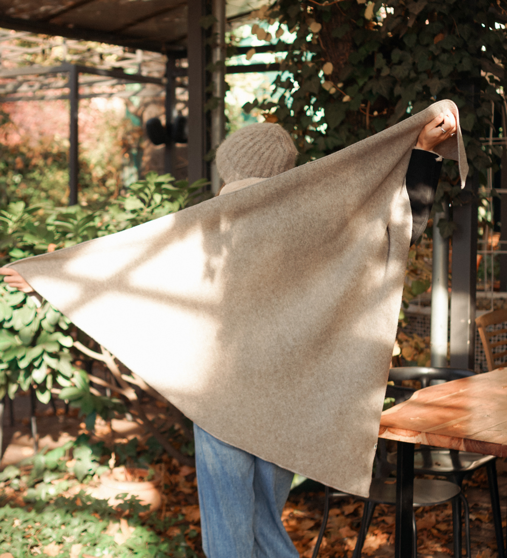 BRIM Duża trójkątna chusta z wełną merino - beżowa