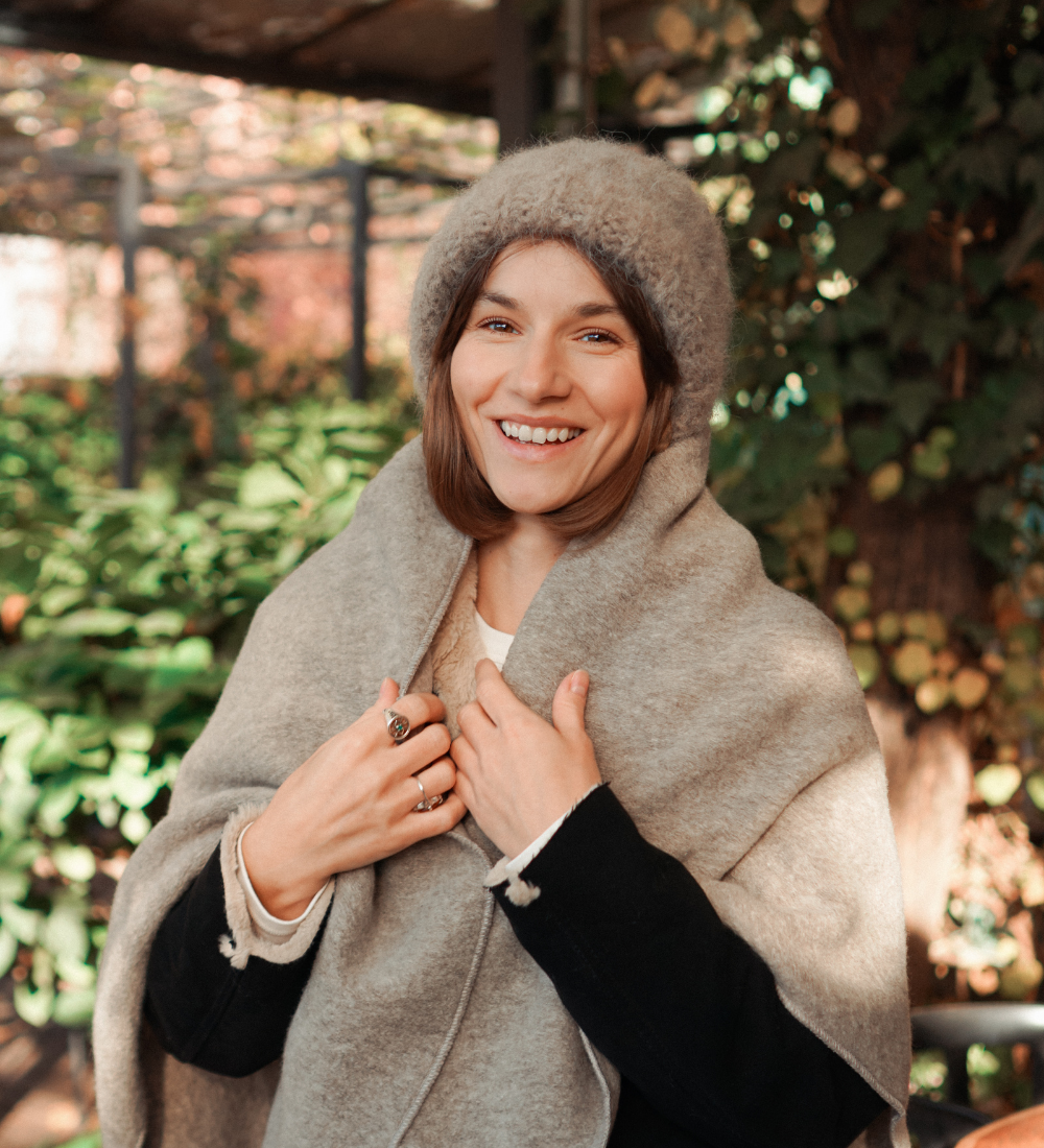 BRIM Duża trójkątna chusta z wełną merino - beżowa