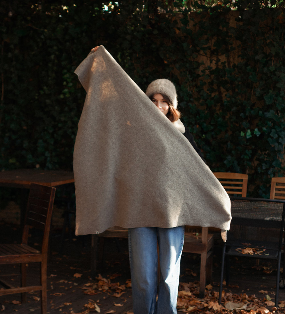 BRIM Duża trójkątna chusta z wełną merino - beżowa