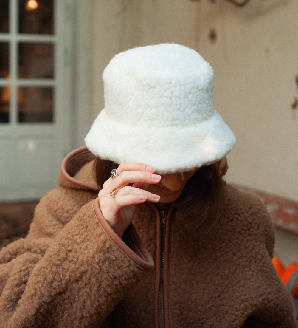 BERGEN Bucket hat z wełny merynosa - ecru