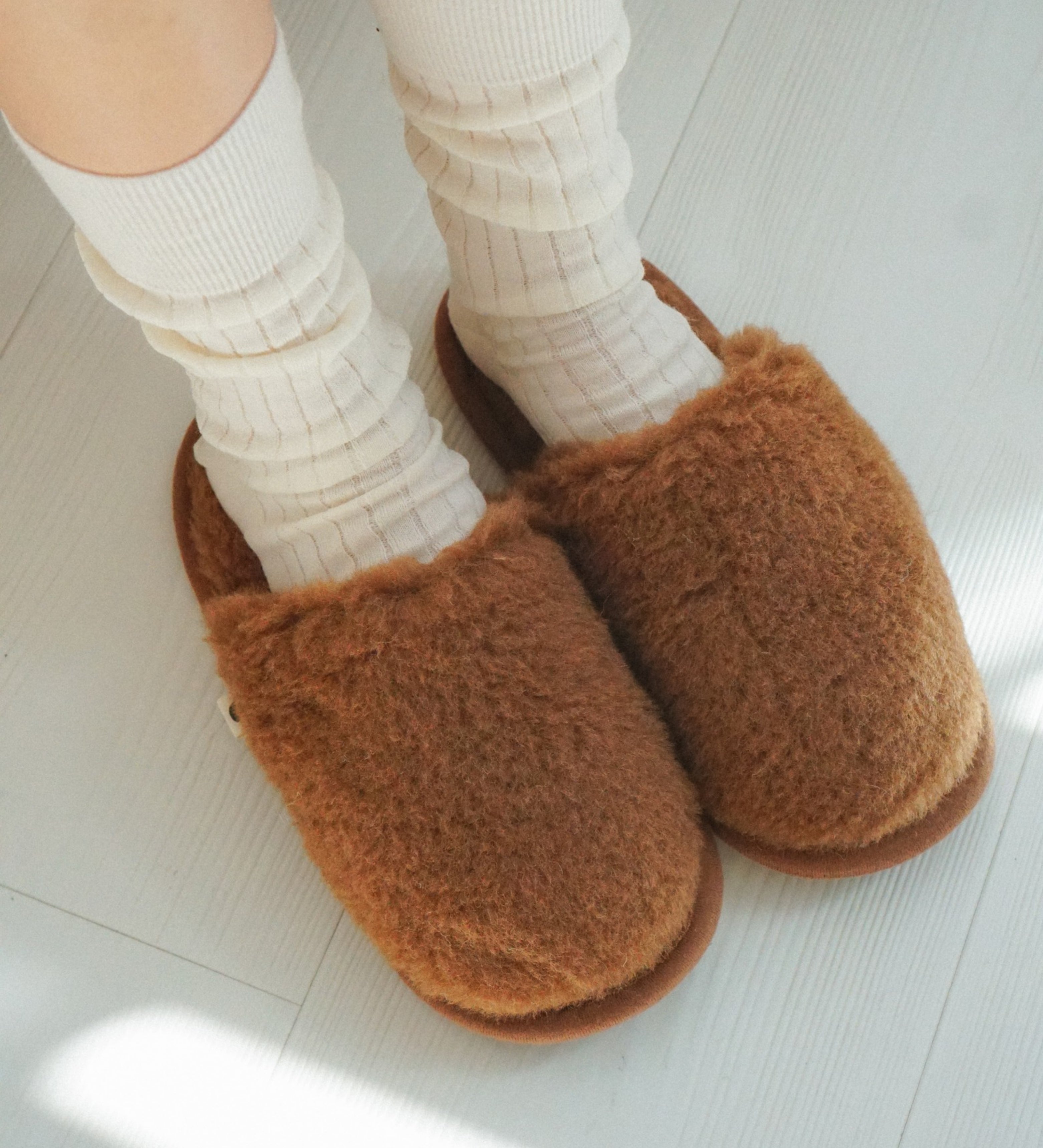Wełniane kapcie unisex z wełną wielbłąda – brązowe
