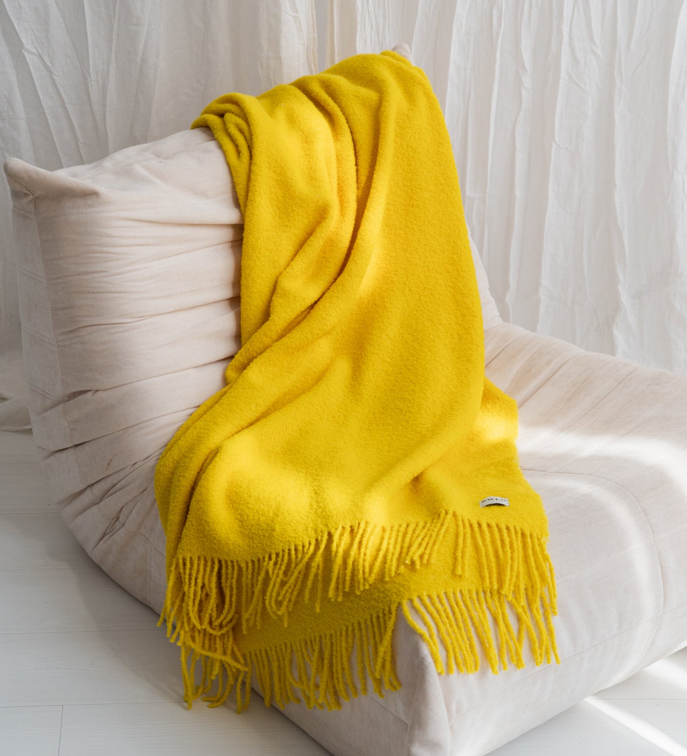 HELIOS Koc z merynosa z frędzlami boucle - żółty