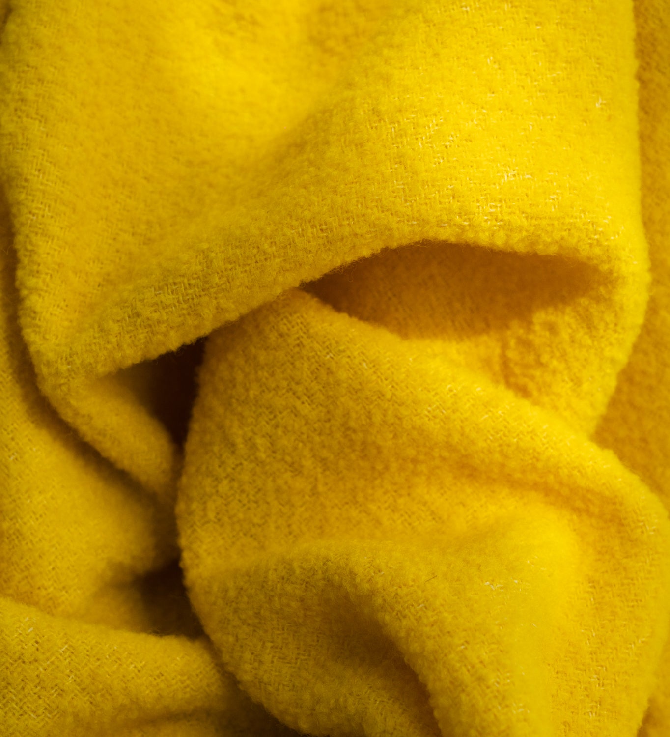 HELIOS Koc z merynosa z frędzlami boucle - żółty